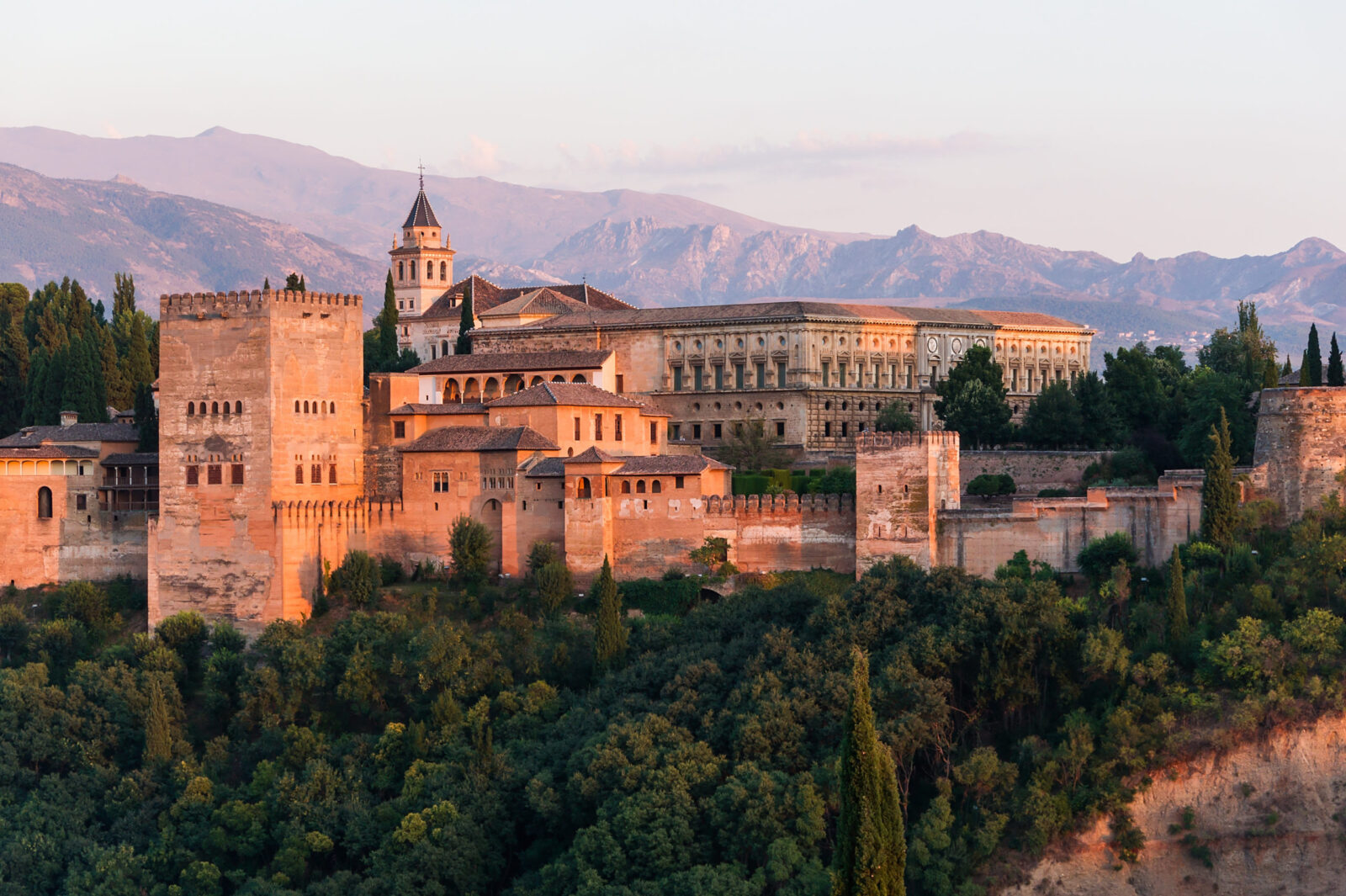 Foto panorámica de la Alhambra en un atardecer