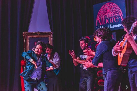 Bailaor de flamenco en la Alborea de Granada