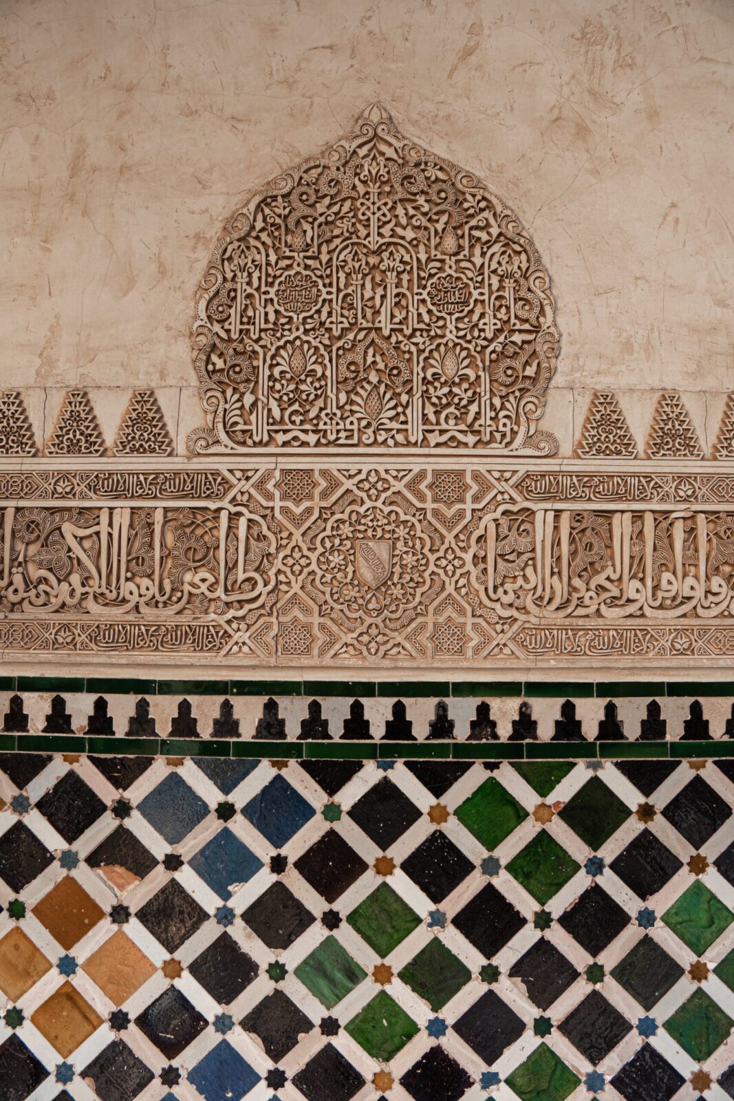 Pared decorativa y mosaicos de la Alhambra y sus alrededores.